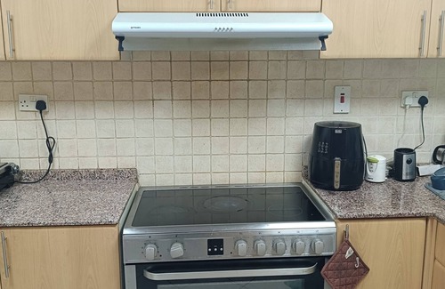 Dubai Condo | Cozy Bedroom condo in charming Dubai with WiFi, AC