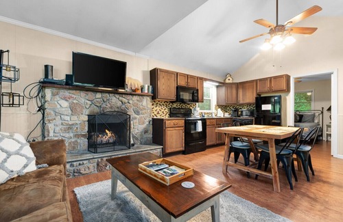 Blowing Rock Cabin | Cozy Blowing Rock Cabin - Hottub & Fireplace