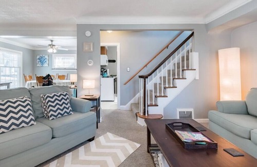 Cleveland House | Cozy Blue House on the Shores of Lake Erie