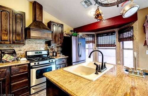 North Las Vegas Villa | Cozy Boho house in a quiet community, in N Las Vegas. 10-12 miles to the Strip