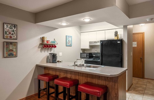 Notch Estates Condo | Cozy Branson West Condo w/Pool Access Near SDC!