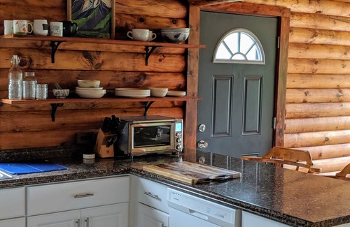 Ludlow Cabin | Cozy & Bright Log Cabin just 8 minutes from Okemo Mountain
