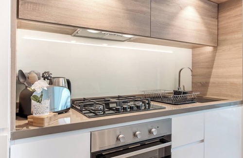 Dubai Marina Apartment | Cozy & Bright Studio Retreat for 3 in Dubai Marina