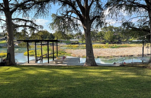 New Braunfels House | Cozy bungalow in delightful New Braunfels with WiFi, AC