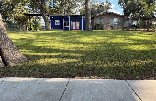New Braunfels House | Cozy bungalow in delightful New Braunfels with WiFi, AC