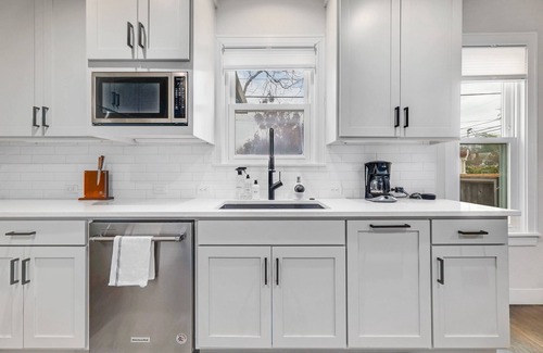 Clarksville House | Cozy Bungalow + Minutes to Downtown - Ivory II
