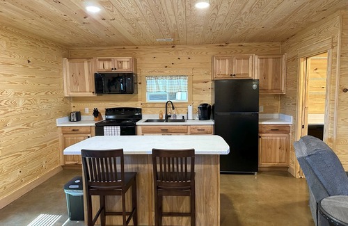 Grant Cabin | Cozy Cabin 5 mins from the lake~Covered Boat Port w/power & lights~Pets~WIFI