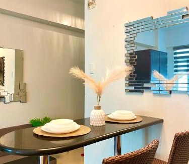 Pinagsama Apartment | Cozy Cabin by JLS Near Venice Grand Canal Mall