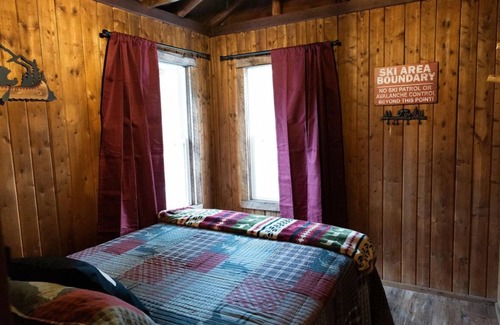 Harrietta Cabin | Cozy Cabin close to skiing, hunting, fishing, paddling, and swimming, and trails