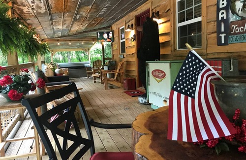 Rock Island Cabin | Cozy Cabin, Fire Pit, with Hot Tub Next To Rock Island State Park