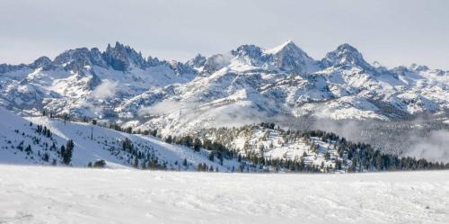 Mammoth Lakes House | Cozy Cabin for 6 - Near Canyon Lodge & Slopes