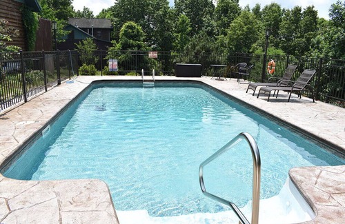 Walnut Shade Cabin | Cozy Cabin; hot tub; brkfst; pool; minutes from Branson!
