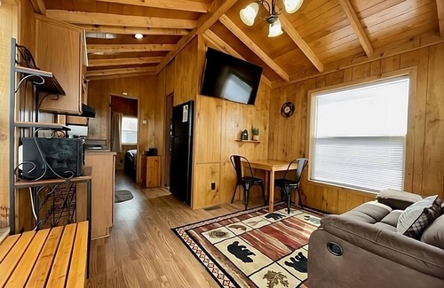 Frontier Cabin | Cozy cabin in delightful Kemmerer with AC, WiFi