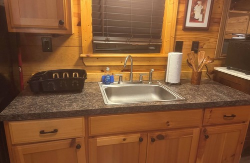 Azle Cabin | Cozy cabin in delightful Azle with WiFi, AC