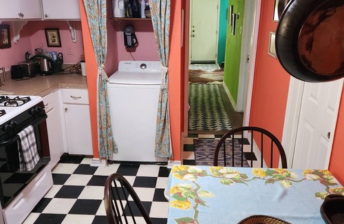 Montopolis House | Cozy cabin in Southeast Austin; located between the airport and downtown Austin