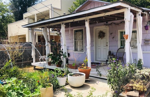 Montopolis House | Cozy cabin in Southeast Austin; located between the airport and downtown Austin
