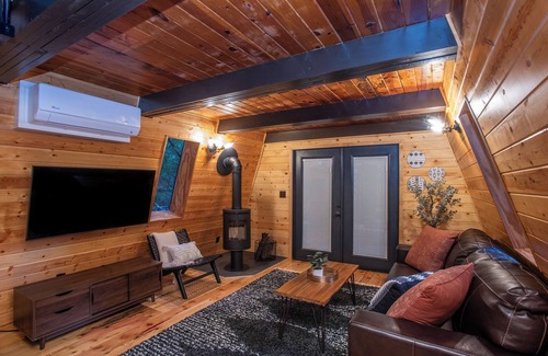 Groom Creek Cabin | Cozy Cabin in the Pines, 15 Min to Whiskey Row, 8 Min to Goldwater Lake