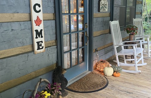 Boone Cabin | Cozy cabin on Howard's Creek! Near Fishing/ASU/Hiking/Tubing/Ziplines/Breweries!