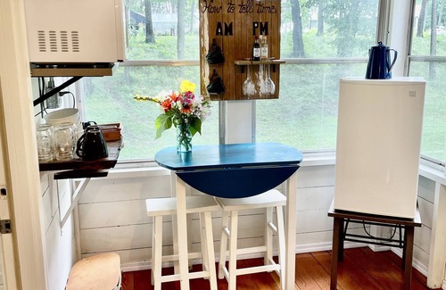 Janesville Cabin | Cozy cabin on the river! Pet friendly!