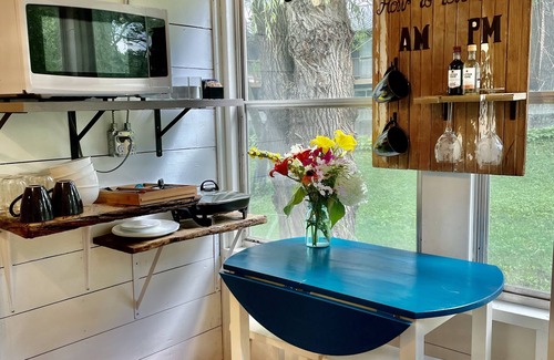 Janesville Cabin | Cozy cabin on the river! Pet friendly!