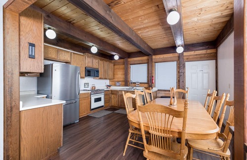 Serene Lakes Cabin | Cozy Cabin Retreat: Experience Serenity and Nature's Embrace