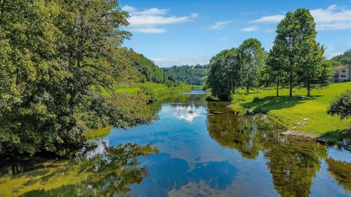 Fleetwood House | Cozy Cabin Right on the New River in Todd - Easy River Access - Fire Pit