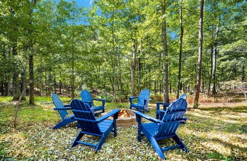 Berkeley Springs Ski Chalet | Cozy Cabin w Hot Tub, Deck, Grill, Fire Pit & WiFi