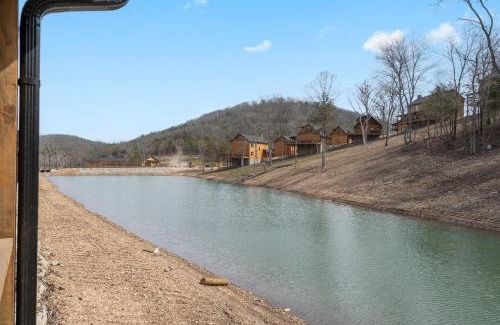 Branson House | Cozy Cabin w Water View-Community Indoor Pool-Connect4-Bunk Room-Free Attraction Tickets