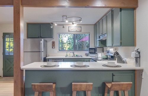 Arnold Cabin | Cozy Cabin with Club Access, Pool & Lakeside Dining in Blue Lake Springs