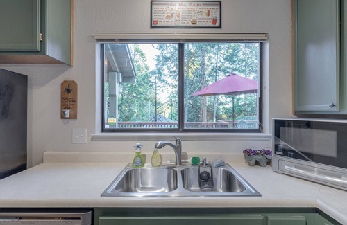 Arnold Cabin | Cozy Cabin with Club Access, Pool & Lakeside Dining in Blue Lake Springs