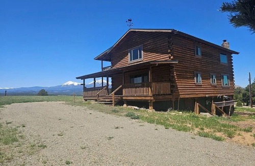 Gulnare Cabin | Cozy Cabin with Gorgeous Views - Sleeps 9 - on 35 Acres near Aguilar!