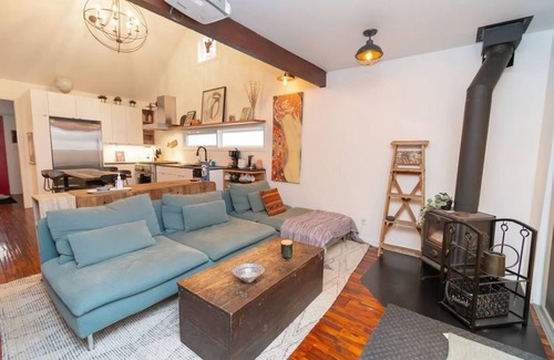 Innisfil Cabin | Cozy Cabin with Hot Tub and Fire Pit