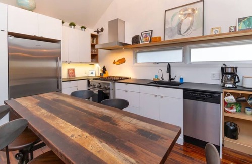 Innisfil Cabin | Cozy Cabin with Hot Tub and Fire Pit