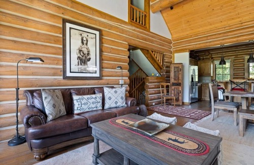 Victor Cabin | Cozy cabin with quiet workspaces and national forest views