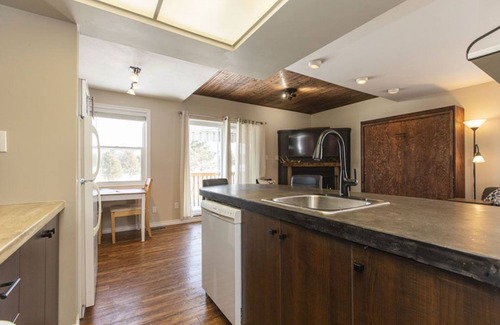 Calabogie Condo | Cozy Calabogie condo with high speed internet