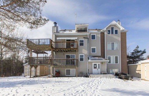 Calabogie Condo | Cozy Calabogie condo with high speed internet