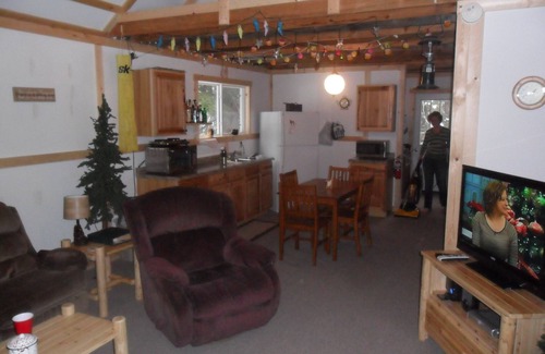 Redfield Cabin | Cozy Camp Retreat! Enjoy four wheeling, hunting, 3 miles to Redfield Reservoir.