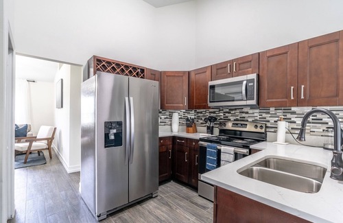 Golden Gate House | Cozy Canal Home-Low Cleaning Fee, King Beds, Gym, Fast wifi, Fishing, Sleeps 8