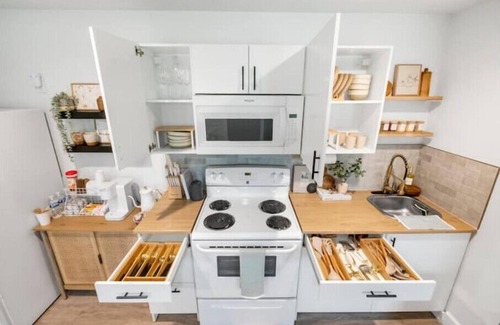 Central Arlington House | Cozy Casita in Downtown Entertainment District