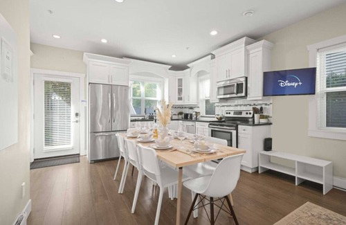 Kensington-Cedar Cottage Apartment | Cozy Central 3BR Home| King Bed| 15 min to DT Van