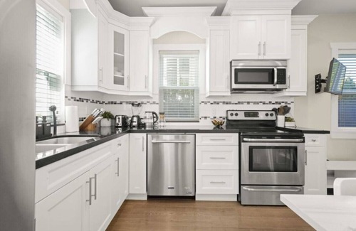 Kensington-Cedar Cottage Apartment | Cozy Central 3BR Home| King Bed| 15 min to DT Van