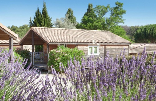 Carnoux-en-Provence Ski Chalet | Cozy chalet with covered terrace in green surroundings