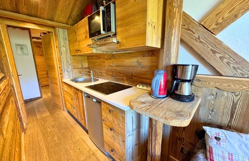 Reberty Apartment | Cozy Chalet-Style Studio near Ski Slopes, 3 Flocons Or