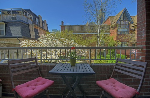 Garden District Apartment | Cozy Chalet w/a fireplace in a quiet courtyard