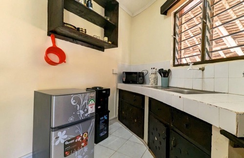 Diani Beach Apartment | cozy charming Studio 20 minutes from Diani Beach with WiFi, Fan & Shared Pool