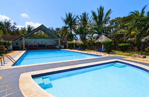Diani Beach Apartment | cozy charming Studio 20 minutes from Diani Beach with WiFi, Fan & Shared Pool