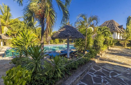 Diani Beach Apartment | cozy charming Studio 20 minutes from Diani Beach with WiFi, Fan & Shared Pool