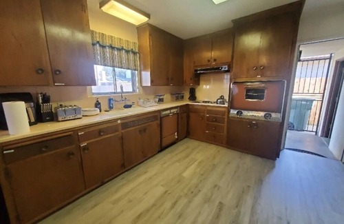 Raisin House | Cozy, clean, safe living in 4bed 2 bath