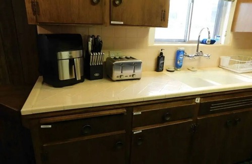 Raisin House | Cozy, clean, safe living in 4bed 2 bath