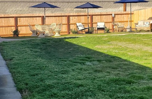 Raisin House | Cozy, clean, safe living in 4bed 2 bath